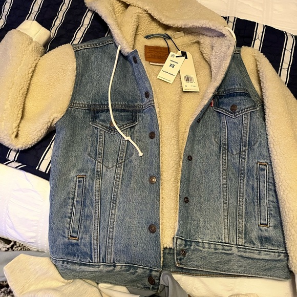 Womens brand new Levi. Denim and shepra